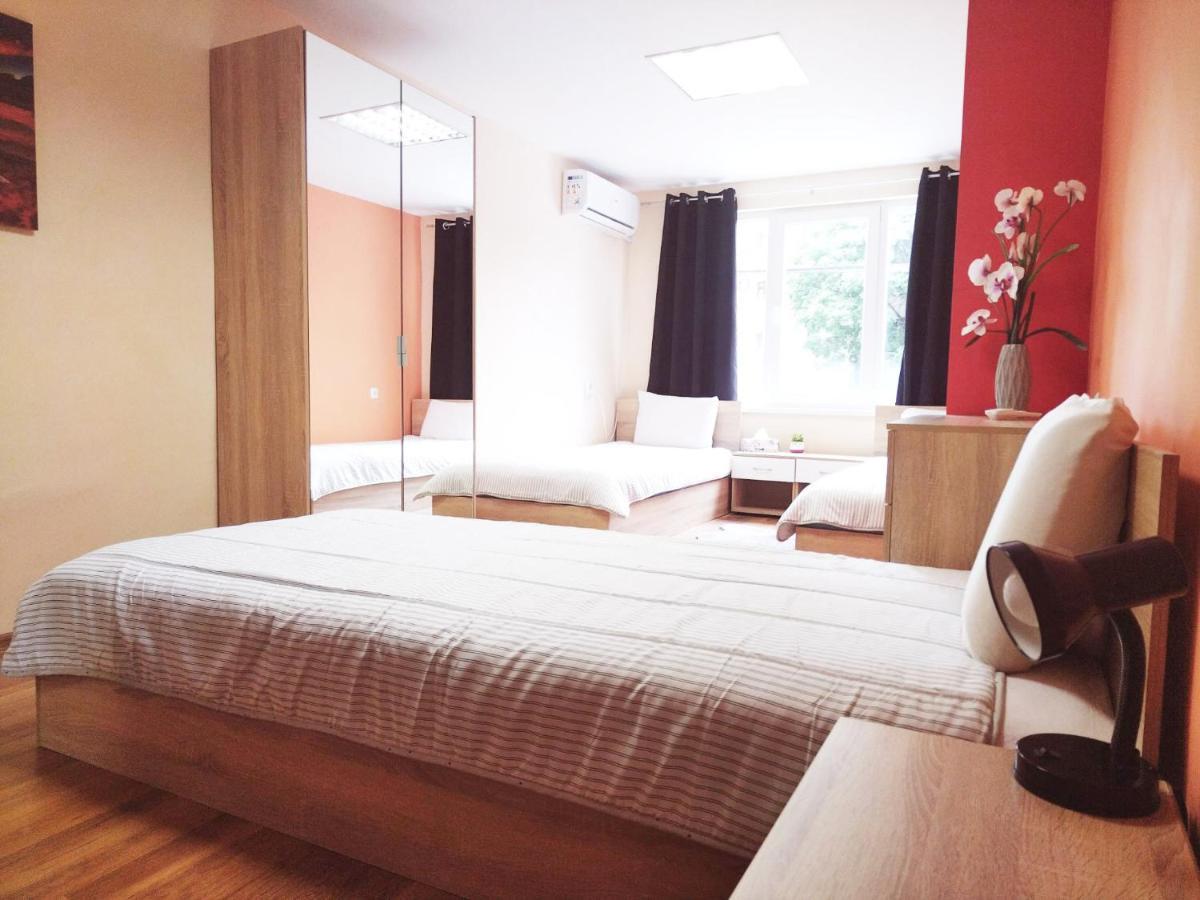 Roma Hostel Varna Buitenkant foto