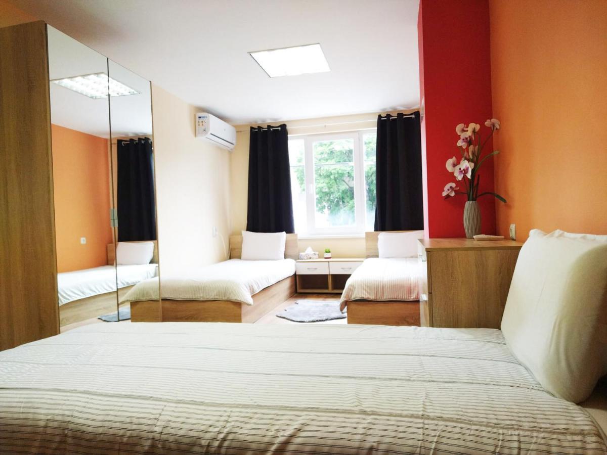 Roma Hostel Varna Buitenkant foto