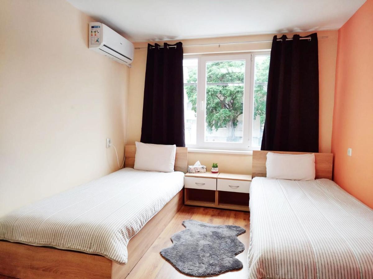Roma Hostel Varna Buitenkant foto