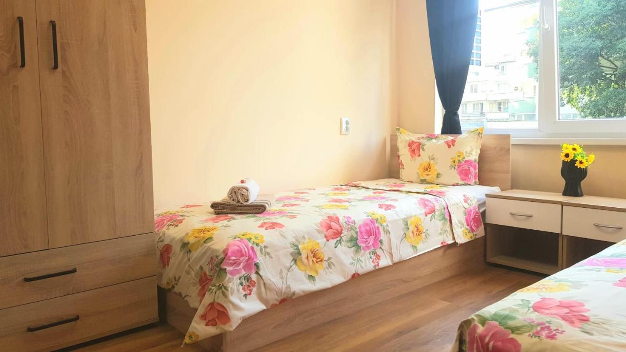 Roma Hostel Varna Buitenkant foto